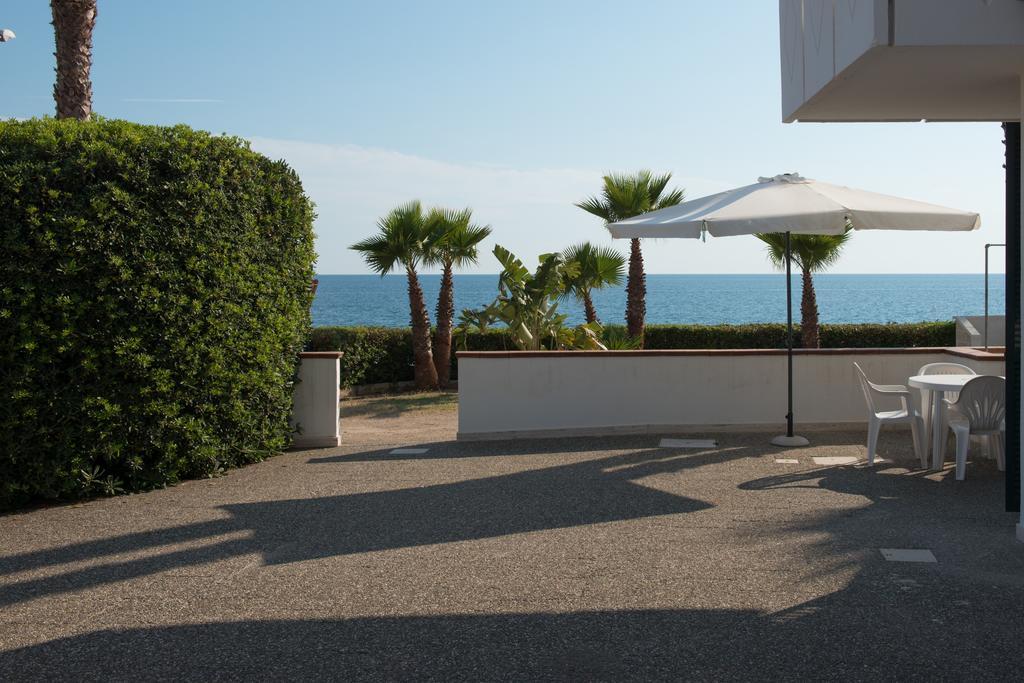 Blu Side Hotel & Residence Торре-Сан-Джованни-Удженто Экстерьер фото